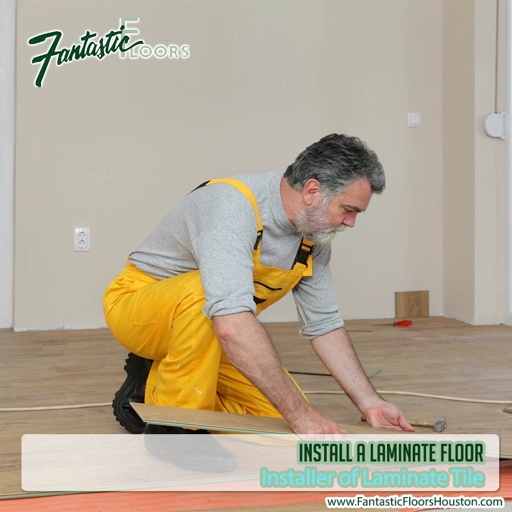 220516 Installer of laminate tile